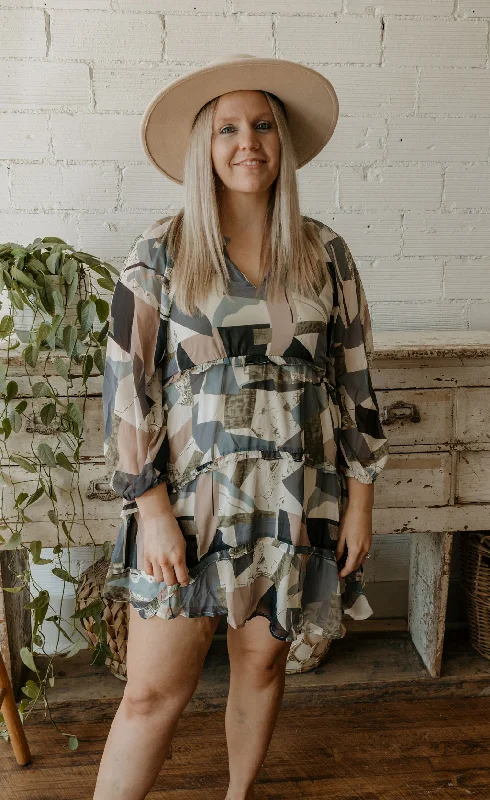 One-DAY Sale HANNAH CURVY/REG ABSTRACT LONG SLEEVE SHORT DRESS